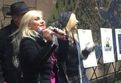 Zeliha Sunal’la Taksim metrosunda eğlence