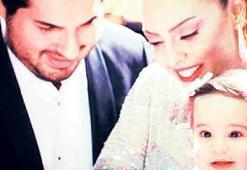Ebru Gündeş kızıyla umreye gitti
