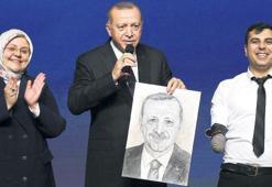 İki kolunu kaybetti ama pes etmedi! Resimlerle yaşama tutundu