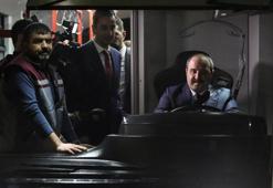 Bakan Varank, yerli elektrikli otobüsün direksiyonuna geçti