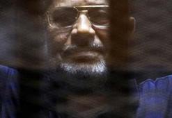 Son dakika | Mursi mahkeme salonunda hayatını kaybetti