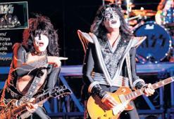 Sert çocuklar  dükkânı kapatıyor