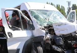 Özel harekat polislerini taşıyan servis kamyonetle çarpıştı: 5 yaralı