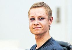 Mahkemeye gülerek çıktı!