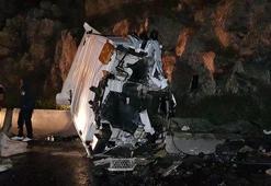 TIR resmen parçalandı! Araçtaki sürücü...