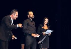 Alışık şiir okudu, Göçer şarkı söyledi