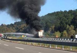 TEM'de TIR yangını! Trafik ulaşıma kapatıldı
