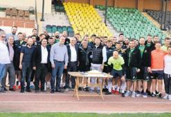 Akigolu basketbolculardan futbolculara destek