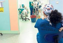 Sosyal medyada gündem olan fotoğraftaki doktor o anı anlattı: Çok huzursuzdu sımsıkı sarıldı