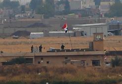 Kamışlı'da binaya Suriye bayrağı asıldı