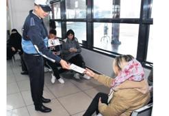 Yolculara, haklarını anlatan broşür verildi