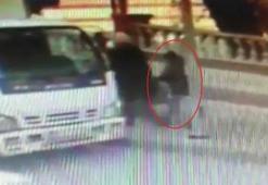 Yolda yürüyen kadına arkadan yaklaşıp bunu yaptı!