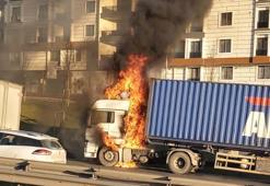 Son dakika! İstanbul'da TIR yangını! Trafik kilit...