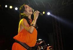 Hande Yener yeni albümünü evinde kaydetti