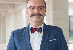 Emrah Safa Gürkan kimdir, kaç yaşında, nereli? Doç. Dr. Emrah Safa Gürkan'ın biyografisi
