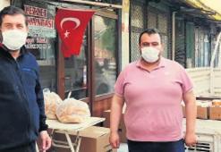Başkan Yavaş ekmek dağıtıyor