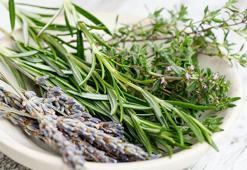 Saçlarınızı uzatacak 3 malzemeli sprey tarifi