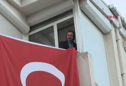 Orhan Gencebay, saat 19.19'da pencereden İstiklal Marşı okudu