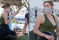 Ireland Baldwin protestoculara yiyecek ve su dağıttı
