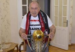 Eski milli futbolcu Talat Özkarslı 82 yaşında vefat etti
