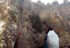 Kayalıkta mahsur kalan genci, itfaiye kurtardı