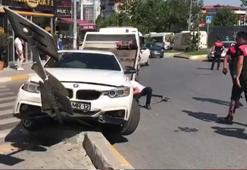 Esenyurt'ta polisten kaçan şüpheliler kaza yaptı; Kaza anı kamerada