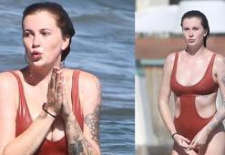 Ireland Baldwin plajdan çıkmıyor