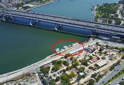 Deniz taksiler Haliç Köprüsü'nün dibinde çürüyor