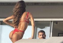 Kevin Trapp'in nişanlısı İzabel Goulart tatilde de çalışıyor