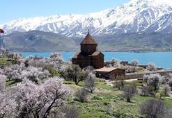 Van'daki Akdamar Kilisesi 8'inci ayine hazırlanıyor