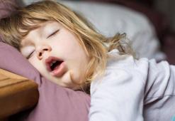 Çocuğunuz ağzı açık uyuyorsa sebebi bu olabilir!