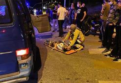 Minibüs ile otomobil çarpıştı: Ortalık savaş alanına döndü