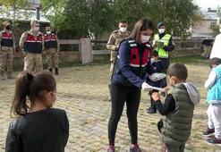 Jandarma, köy okullarında maske ve boyama kitabı dağıttı