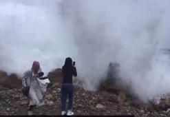 Uyarılara aldırmadılar, dev dalgaların altında kaldılar