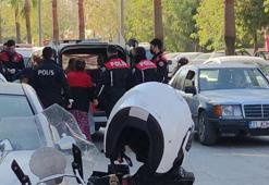 Yan kesici kadın, polisi görünce soyunmaya kalktı