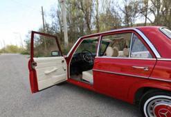 Hurda olan klasik araçları alıp sıfır haline geri getiriyor