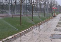 Yağmurlu havada çimlerin sulanmasına vatandaş tepki gösterdi