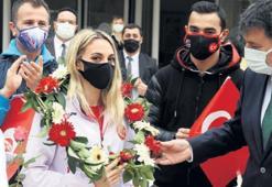 Madalyalı anneye coşkulu karşılama