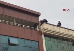 Polis baskın yapınca çatıdan kaçtılar