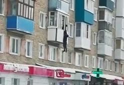 Rusya&#x27;da evli kadınla basıldığı iddia edilen kişinin kaçma anı kamerada!