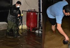 İzmir'de sağanak yağış hayatı olumsuz etkiledi
