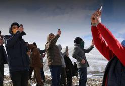 Telefonunu kapan oraya koşuyor! 'Bu riski göze alıyoruz'