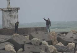 Dev dalgalar arasında tehlikeye rağmen selfie merakı