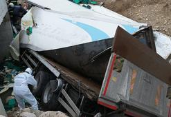 Antalya'da feci kaza! kamyon şoförü can verdi