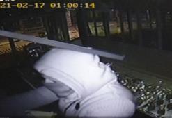 Camını taşla kırdığı kuyumcudan altınları çaldı, o anlar kamerada