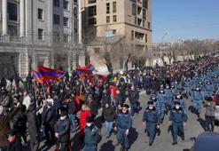 Ermenistan'da ordu muhtırası sonrası orta yol arayışları sürüyor