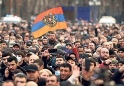 Kaosun perde arkasına  iki farklı yorum...