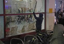 Son dakika... Karakola saldırdılar! İngiltere'de dehşet anları...