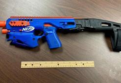 Uyuşturucu baskınında oyuncak silahın içinden gerçek tabanca çıktı