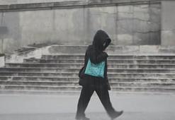 Son dakika... İstanbul'da gök gürültülü sağanak yağış! Hava birden karardı, dolu yağdı